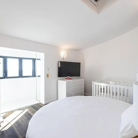 Beautiful 4 Bedrooms With Pool And Garden *