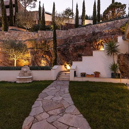 Beautiful 4 Bedrooms With Pool And Garden *